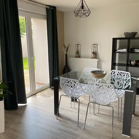 Appartement 2 Chambres Avec Jardin Privatif Chateaugay Exterior photo